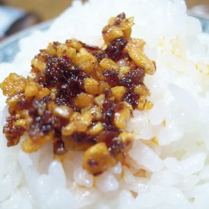 밥 위에 올려진 타베루 라유