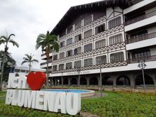 블루메나우 시청 앞에서 "Ich liebe Blumenau"("나는 블루메나우를 사랑합니다", 독일어)라는 비문