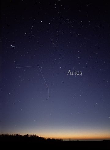 양자리의 전경. "Aries"라는 글자 왼쪽에 삼각형을 이루는 별은 삼각자리이다. 양자리의 왼쪽 위에는 플레이아데스 성단이 보인다.