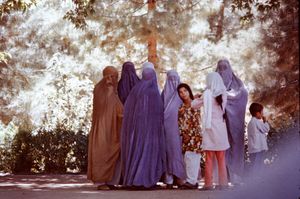 1975년 아프가니스탄에서 다양한 색상의 부르카를 입은 여성들