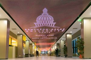 밤의 센터 아사스 건물 입구.