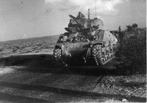 팔마흐 M4 셔먼 탱크가 호송대를 이끌고 있다