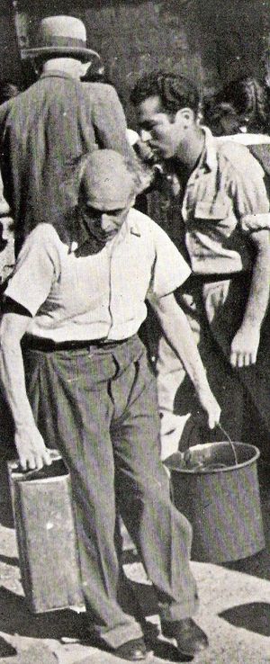 예루살렘 포위 기간 동안 물 배급을 받는 미하엘 페케테 교수