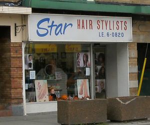 2008년 토론토 미용실 외부 간판. 구형 두 글자 + 다섯 자리 숫자 형식으로 전화번호가 표시되어 있다.