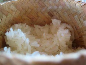 전통 라오스 요리 찜통에 찐 태국 찹쌀 근접 촬영