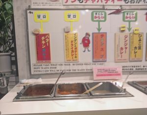 인도 요리점에서의 드라이 카레 예시 (녹두와 감자를 향신료로 조린 것)