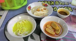 팔렘방 삼발 부아(오른쪽 상단 그릇)는 락소, 부르고, 락산을 맵게 하는 조미료이다.