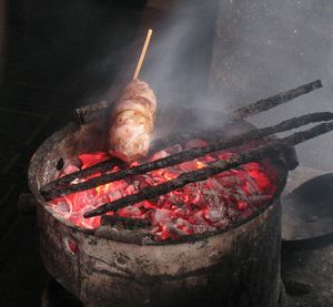 자바 중부 솔로에서 구워지고 있는 사테 번텔