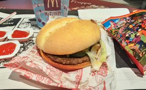 맥도날드(McDonald's)의 인도네시아식 버거 사테(사테 버거), 땅콩 소스를 곁들인 쇠고기 버거