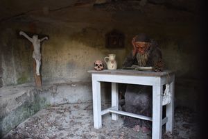 동굴의 은둔자 – 플젠의 로코틴 공원. 초기 기독교 수도 형태를 보여준다.