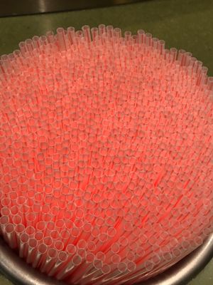 용기에 담긴 플라스틱 빨대