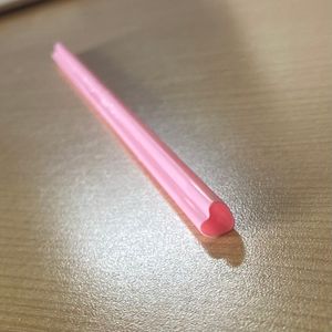 분홍색 하트 모양 플라스틱 빨대