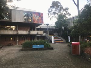 오치머티 도서관 입구 및 안뜰, 캘러헌 캠퍼스