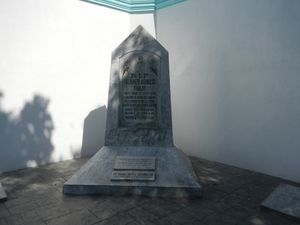 아기날도와 그의 아내 페트로나의 무덤을 표시하는 묘비