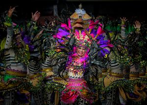 아기 예수와 함께 톨레도 시에서 온 분견대를 든 시눌로그 축제 여왕