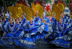 파시가르보 사 수그보 2019에서 거리 춤을 공연하는 로스킬로스 축제 댄서