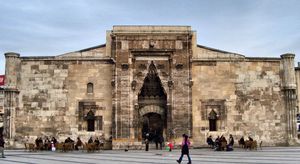 부루치예 메드라사는 아나톨리아 셀주크의 한 예시이다.