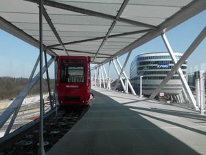 더 스퀘어의 다층 주차장을 운행하는 미니메트로