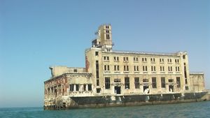 바다에서 약 2km 떨어진 다그디젤 공장의 버려진 작업장