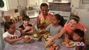 섬유질이 풍부한 음식을 먹는 아이들