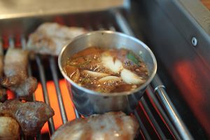 구운 오겹살에 곁들여 먹는 멸치젓