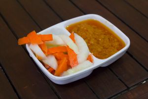 아차르(왼쪽)는 인도네시아에서 흔히 사용되는 조미료인 삼발과 함께 제공된다.