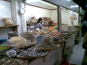 자카르타 교외의 시장에서 판매되는 다양한 소금에 절인 생선, 인도네시아