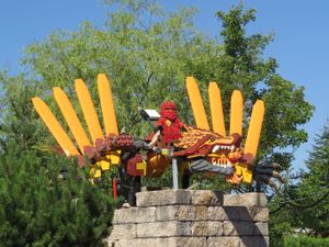 레고랜드 도이칠란트 리조트에 있는 붉은색 닌자 카이가 용 위에 앉아있는 레고 조각상