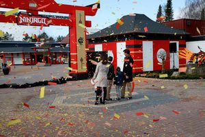 덴마크의 마리 공주와 덴마크의 요아킴 왕자가 레고랜드 빌룬트에서 레고 닌자고 월드 개장식에 참석하고 있다.