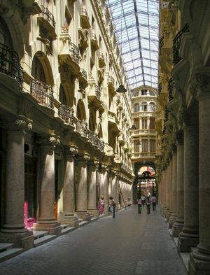 20세기 초 4분의 1 기간의 역사적인 모더니스트 갤러리인 로다레스 통로의 내부.