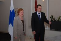 타르야 할로넨과 라트비아 총리 발디스 돔브로브스키스