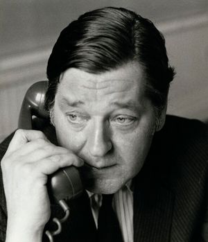 앤서니 크로슬랜드, 그는 전통적인 자본주의가 제2차 세계 대전 후 사회민주주의 복지 정책 체제에 의해 개혁되고 거의 존재하지 않을 정도로 수정되었다고 주장했다.