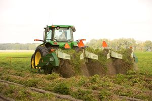 땅콩 수확 과정의 첫 단계를 완료하는 데 사용되는 트랙터