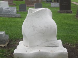 텍사스 주립 묘지에 있는 앤 윌리스 리처즈 기념비, 오스틴 (텍사스)