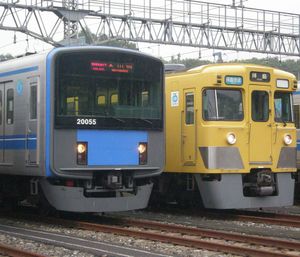 2008년 6월 14일부터 2012년 6월 29일까지 운행된 하이지마 쾌속 (사진 오른쪽의 2000계). 2011년 8월 27일 미나미이리소 차량기지 이벤트에서.