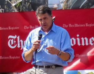 페리가 2011년 8월 14일 아이오와 주 박람회에서 선거 운동을 하고 있다