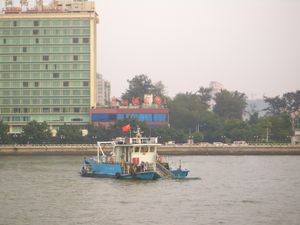 광저우 주강 표면에서 부유 쓰레기를 제거하는 모습