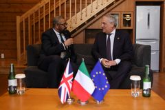 타야니와 영국 외무장관 제임스 클리버리 (2023년)