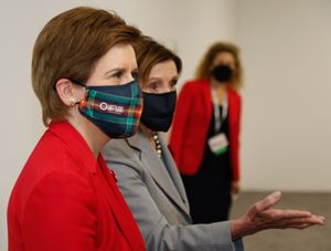 스터전과 미국 하원의장 낸시 펠로시가 2021년 11월 글래스고에서 만났다.