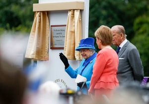 스터전이 2015년 엘리자베스 2세 여왕과 함께 보더스 철도 개통식에 참석한 모습