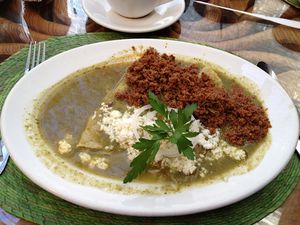 오아하카주 틀라시아코에서 아침 식사의 일부로 토르티야 엔칠라다와 함께 제공된 멕시코 초리소