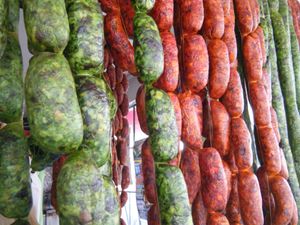 Chorizo verde}}(녹색 초리소)는 톨루카 계곡의 상징적인 음식이며 텍스칼리아카크 마을에서 유래되었다.