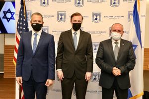 2021년 4월 이스라엘 국가안보보좌관 메이르 벤-샤바트와 이스라엘 대사 길라드 에르단과 함께 있는 설리번