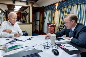 바이든 대통령이 2023년 2월 19일 국가 안보 보좌관 제이크 설리번과 함께 있다.