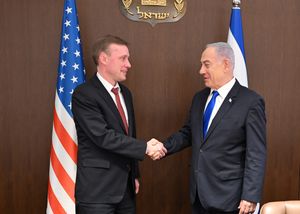 2024년 5월 19일, 이스라엘에서 이스라엘 총리 베냐민 네타냐후와 함께 있는 설리번