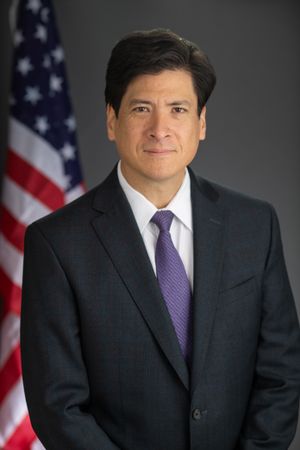 알렉산더 헨-사릭(Alexander Hoehn-Saric) 위원장