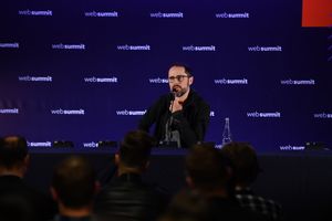 윌리엄스가 웹 서밋(2018 Web Summit)에서 연설하고 있다.