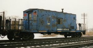 콘레일 이전 객차 18065가 1990년대 초 인디애나주 포터를 통과하는 지역 화물의 뒤를 따르고 있다.