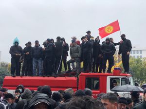 2020년 10월 6일, 비슈케크 백악관 밖에서 압수된 소방차