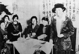 신부인협회의 제1회 총회(1921년). 히라츠카 라이초, 오쿠 무메오, 이치카와 후사에 등.